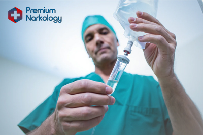 Врач держит капельницу